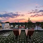 Appartamento Vydrica Loft By Castle&Danube - Old Town- Privat Parking Included *